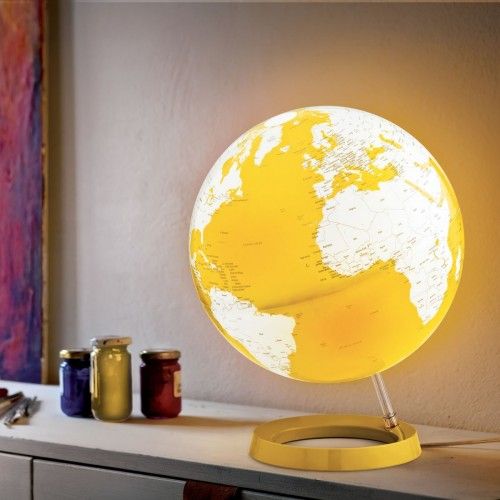 Globe terrestre lumineux design blanc et jaune sur socle couleur jaune
