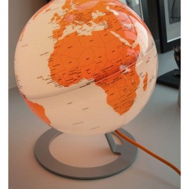 Diseño luminoso de globo terrestre y naranja en la base de aluminio