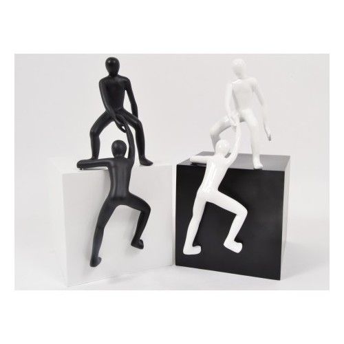 Statue femme assise noir mat sur socle blanc CLASSY