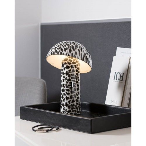Wiederaufladbare Tischlampe SVAMP mit Leopardenmuster