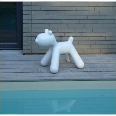 Estatua de perro de diseño lacada en blanco