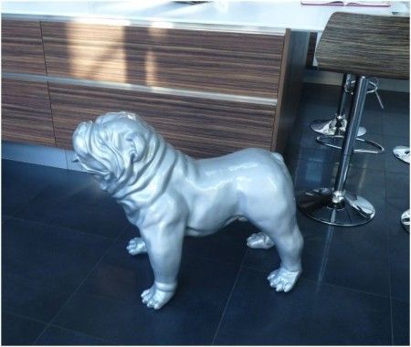 Statua di Bulldog inglese grigio argento lucido