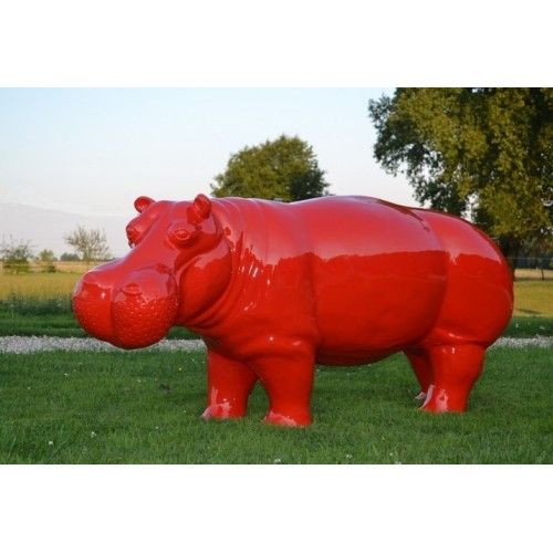 Gran estatua de hipopótamo rojo