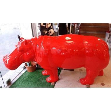 Grande estátua de hipopótamo vermelho