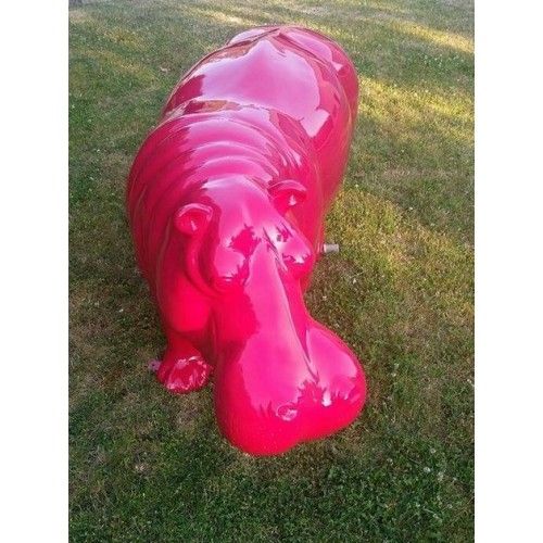 Gran estatua de hipopótamo fucsia
