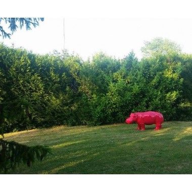 Grande estátua de hipopótamo fúcsia