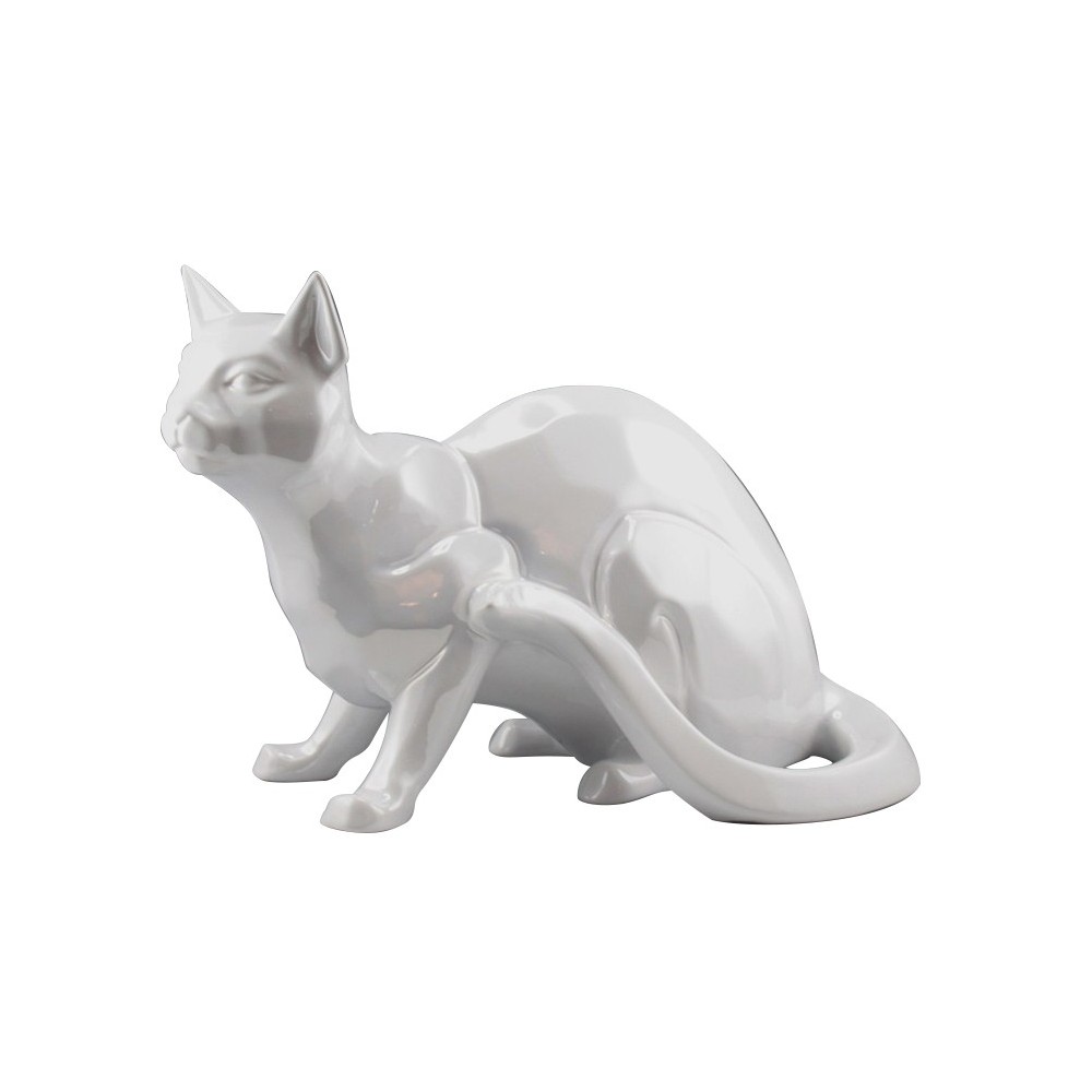 Gato decorativo branco sentado 